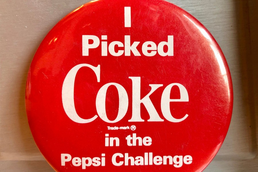 przypinka reklamowa coca cola
